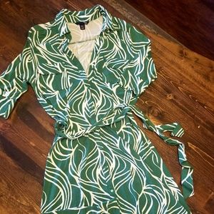 Knee length H&M tropical button up shirt dress